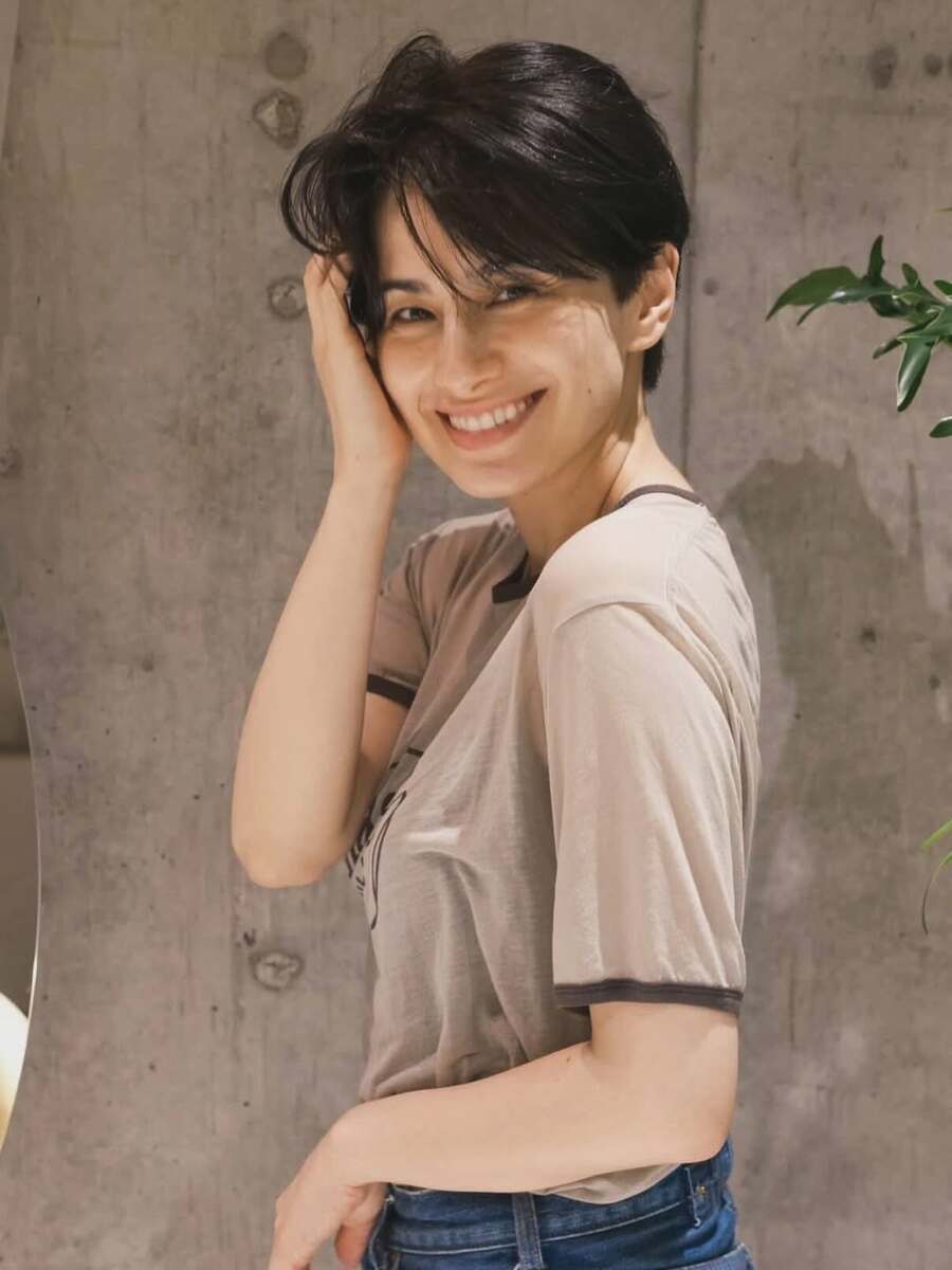 【 ホラン千秋 】 「髪を黒くしました」 投稿写真に ファン反響 「黒髪ショートやっぱりお似合いです♥」「かわいい」