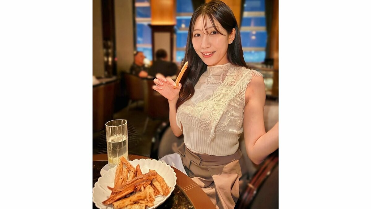 【 穂川果音 】 ホテルのバーで“ご褒美フライドポテトを満喫 気品あふれるノースリーブ姿に 「食べ方もかわいい」と反響
