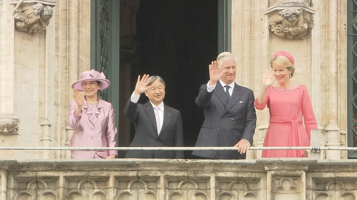 天皇皇后両陛下 ベルギーの広場グランプラスに向けお手振り 国王夫妻と4人で姿見せ 多くの市民から歓声
