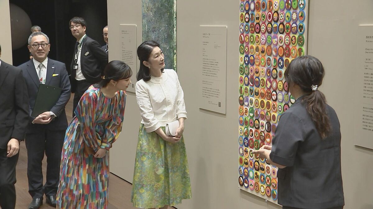 紀子さま佳子さま 障害あるアーティストの作品鑑賞 おふたり揃って装いにもアート取り入れ