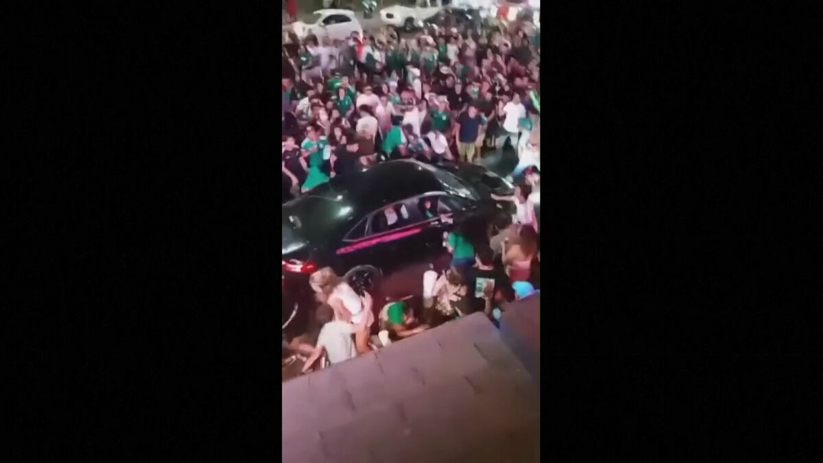 【速報】メキシコでW杯勝利を祝うファンの群衆に車突っ込む 17人けが、うち1人重体