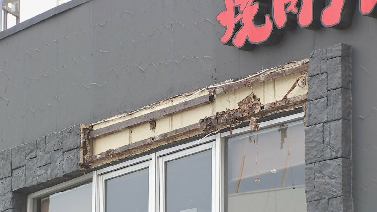 宇都宮市で飲食店の外壁が崩れ2人けが　いずれも軽傷　警察などが崩れた原因調べる　栃木