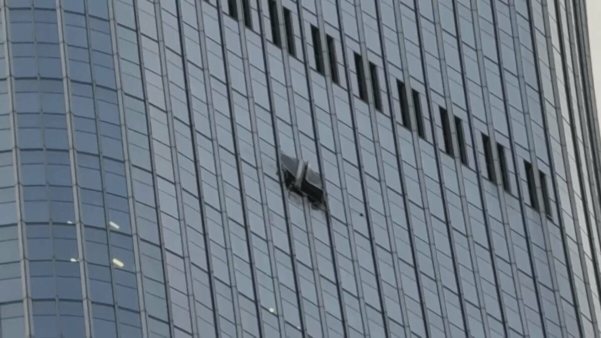北京市内の高層ビルに小型の航空機が衝突　パイロット1人が死亡　現場周辺は厳戒態勢