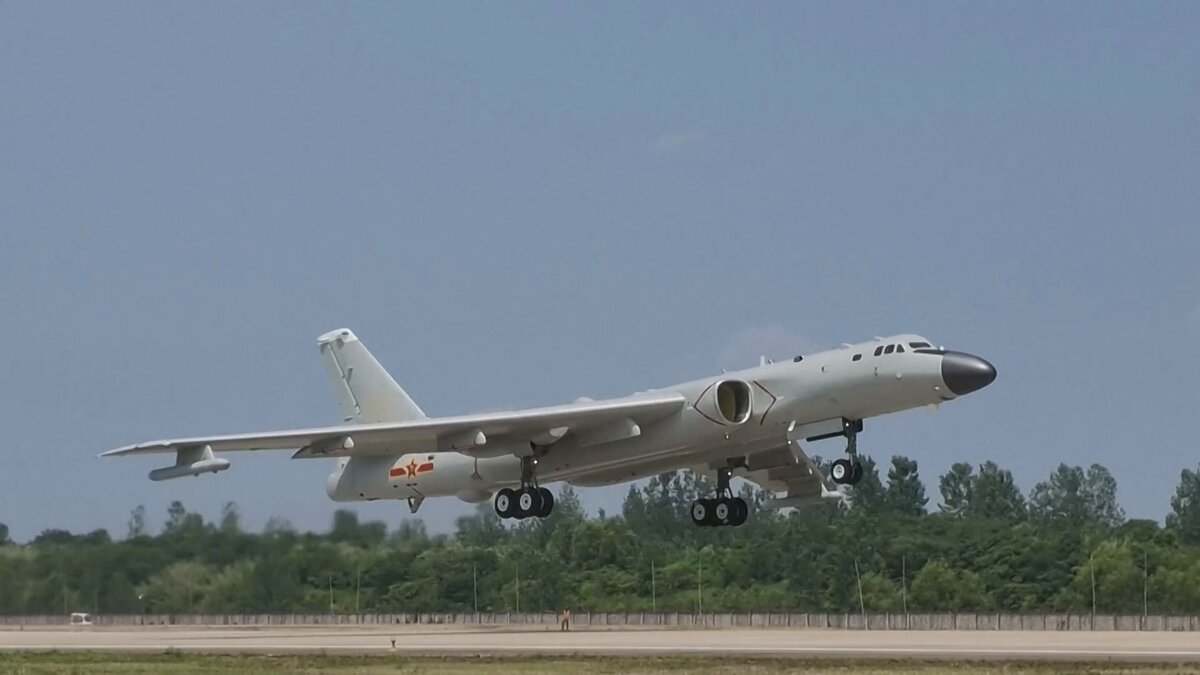 中国軍とロシア軍の爆撃機が合同パトロール「地域の平和と安定を共に守る決意や能力示した」