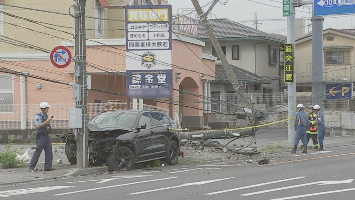 宇都宮市で乗用車が電柱に衝突する事故　電柱が根元から折れる　運転手の男性（20代）が意識不明で搬送もその後死亡