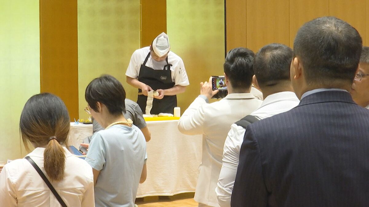 中国の日本大使館で日本食をPR 公邸料理人が日本料理の包丁技術「桂むき」披露