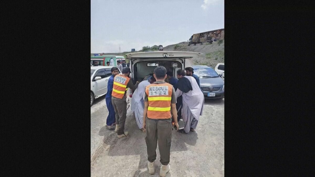 パキスタンでバスが渓谷に転落 40人死亡