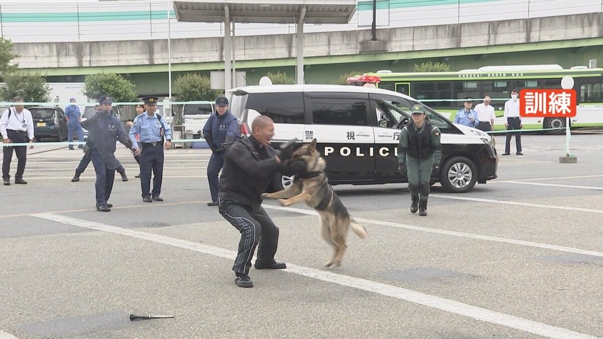 「逃げてんじゃねえ！」バス車内で刃物男が乗客襲った想定のテロ訓練　拳銃発砲後…警備犬が噛みつき確保　警視庁光が丘署