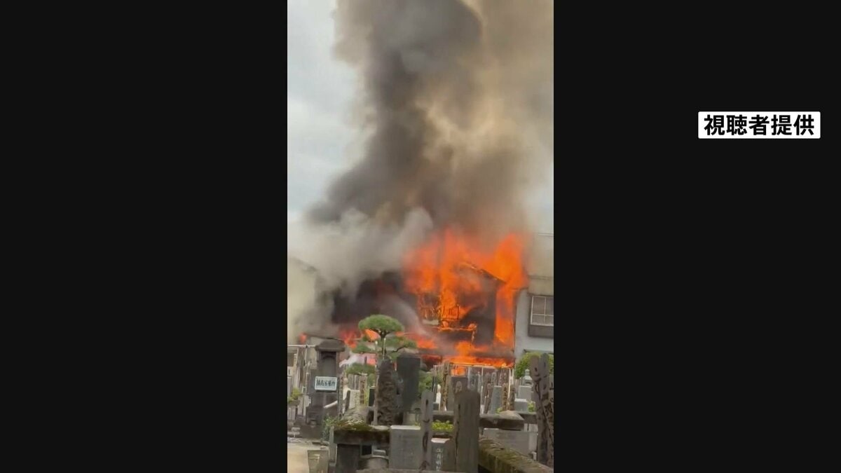 東京・中野区で住宅など7棟焼ける火事 約4時間半後に鎮火 40代男性が右足に軽傷 東京都庁から1キロ離れた住宅街