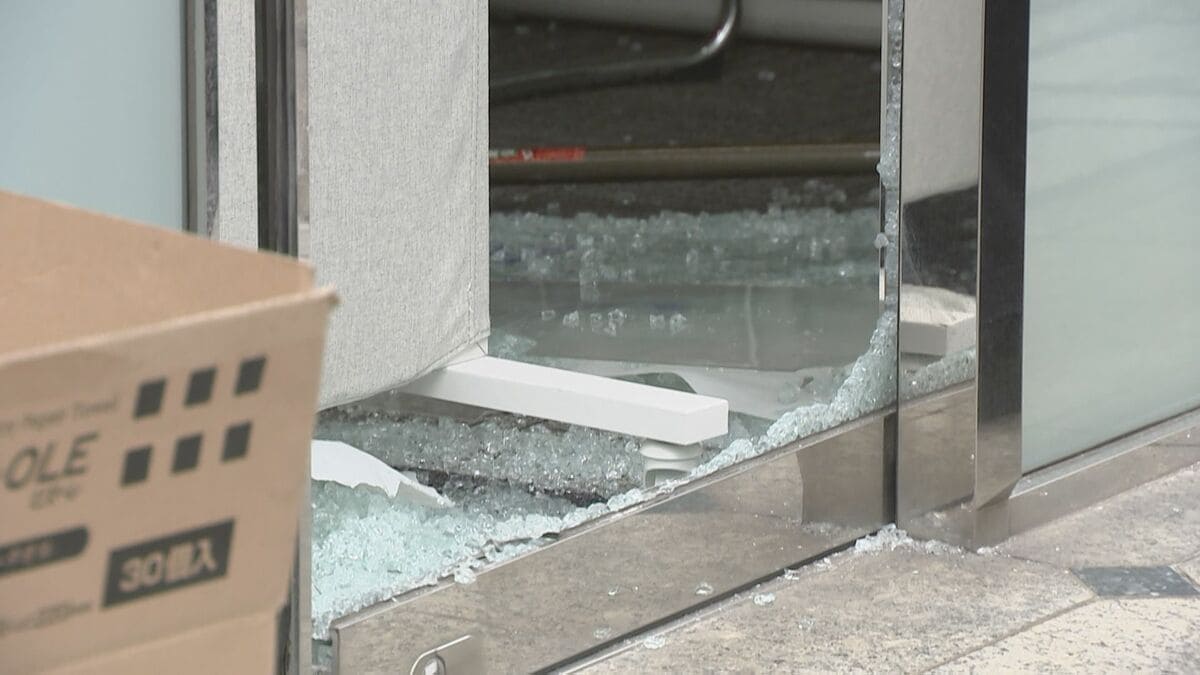 「店内を荒らす人間がいる」東京・中央区新富のオフィスビルで金庫荒らし 周辺の防犯カメラにはバールのようなものを持った複数の人物の姿 窃盗事件として捜査 警視庁