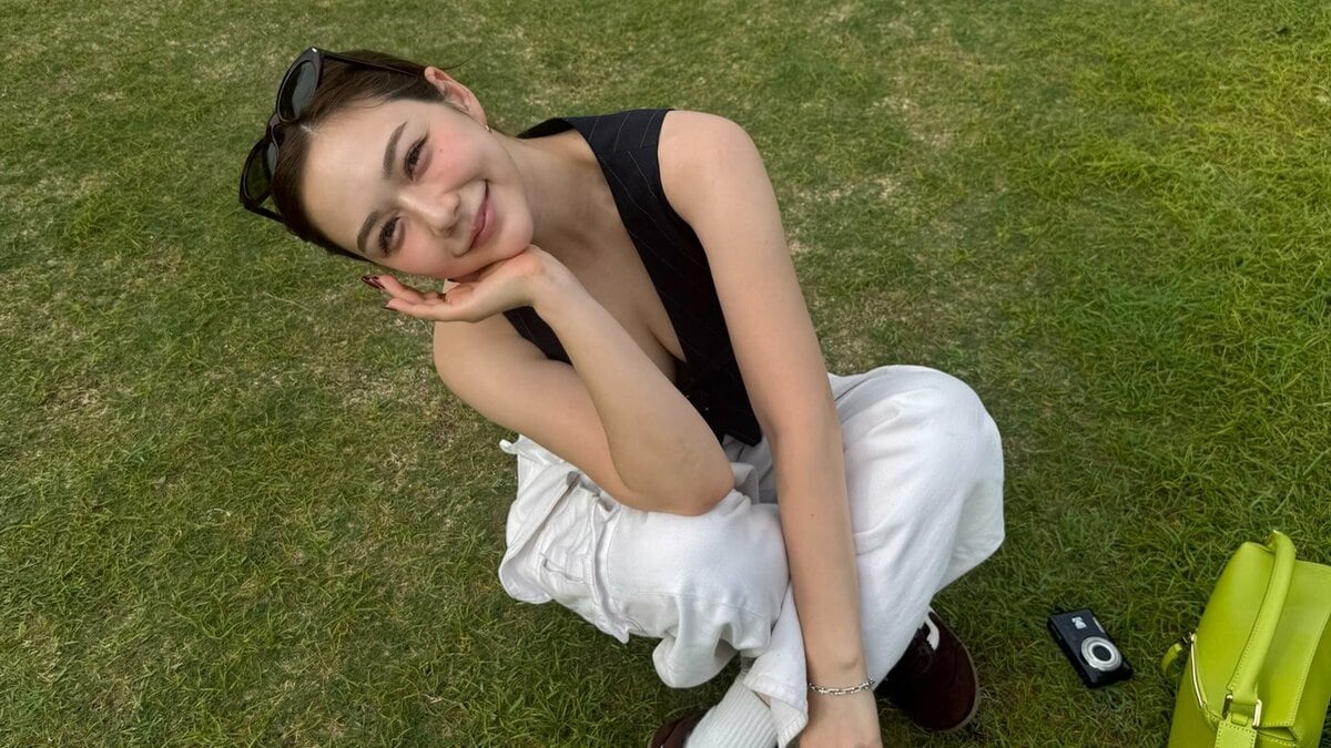 【 村重杏奈 】 美ボディ際立つノースリーブベスト×白デニムの私服姿を披露 “ユニークな顔ハメ” からスカイツリーまでプライベート満喫