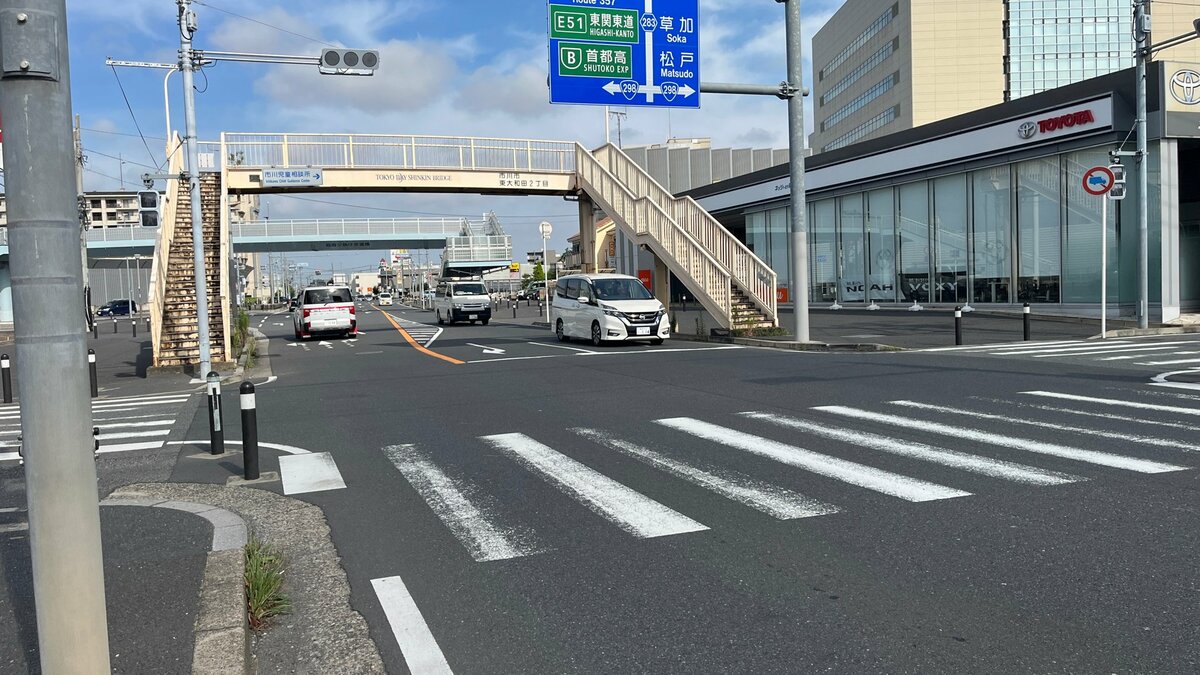 中学生とみられる男女2人が乗用車にはねられる 女の子は頭の骨を折る重傷　警察が運転手の男（55）を現行犯逮捕　千葉・市川市