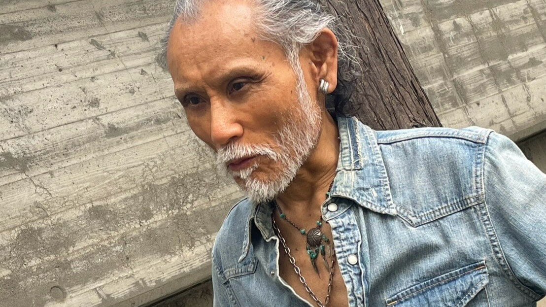 【 片岡鶴太郎 】デニムの胸元に素肌覗かせ「心地いい」 フォロワー感銘「本体が渋すぎて」「荒んでもなお美しい」