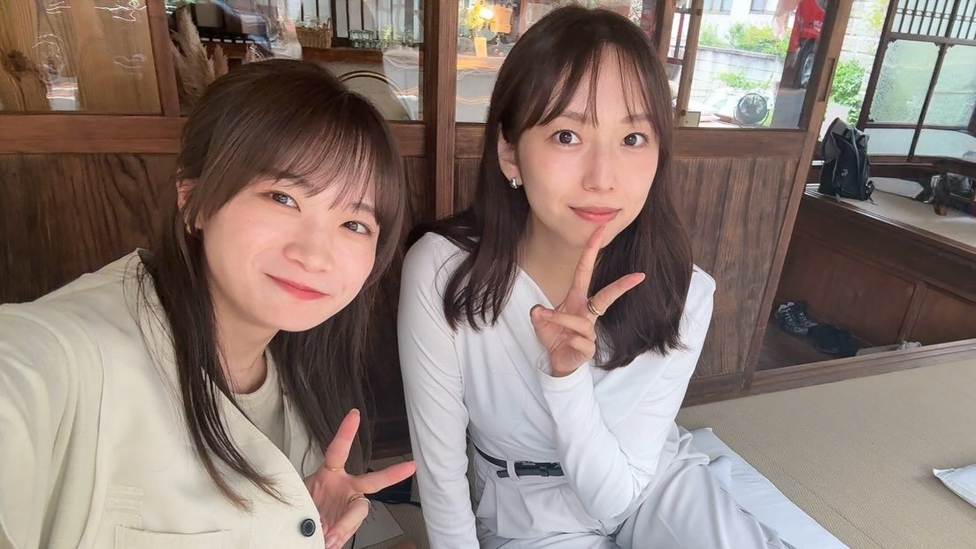 【 秋元真夏 】レトロな柱時計巡りは「#ドライブ」「#日光」「まいちゅんと旅~」新内眞衣と2ショットも