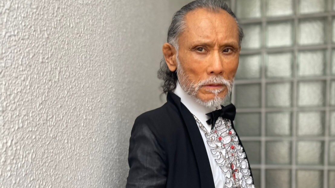 【 片岡鶴太郎 】酷暑に漆黒「タキシードスタイル」 フリルシャツ・ジュエリー・ブラックデニムの上級コーデにフォロワー絶賛「鶴ちゃん今日もイケオジ」