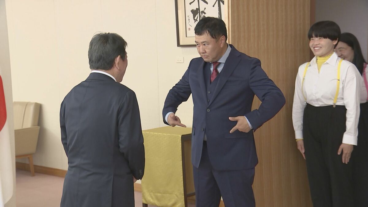 外務省の「たびレジ」サポーターにとにかく明るい安村さん就任 茂木外務大臣に「安心してください、履いてますよ」 海外ロケで活躍のガンバレルーヤも
