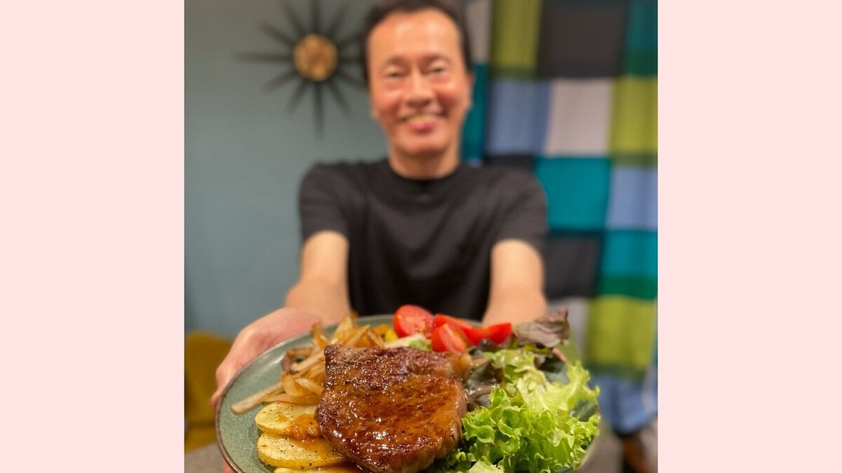 【 遠藤憲一 】ステーキ差し出し「バテないようにしっかり食べて」 笑顔にフォロワー共感「酷暑乗り越えられそう」