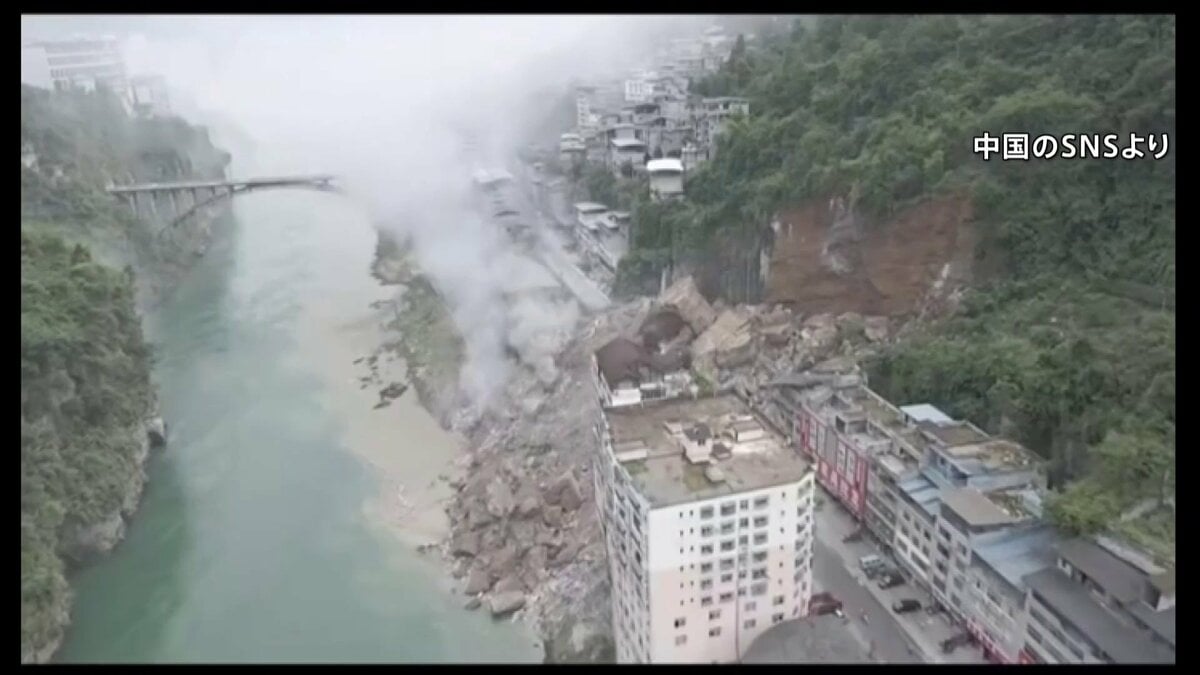大規模な土砂崩れに複数人が巻きこまれる…中国・重慶市で山が崩れ住宅倒壊 白い煙のなか逃げ惑う人々 救助活動続く