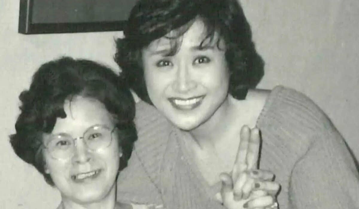 【小林幸子】母の命日にモノクロの思い出の写真を公開「お母さん、3姉妹を産んでくれてありがとう」