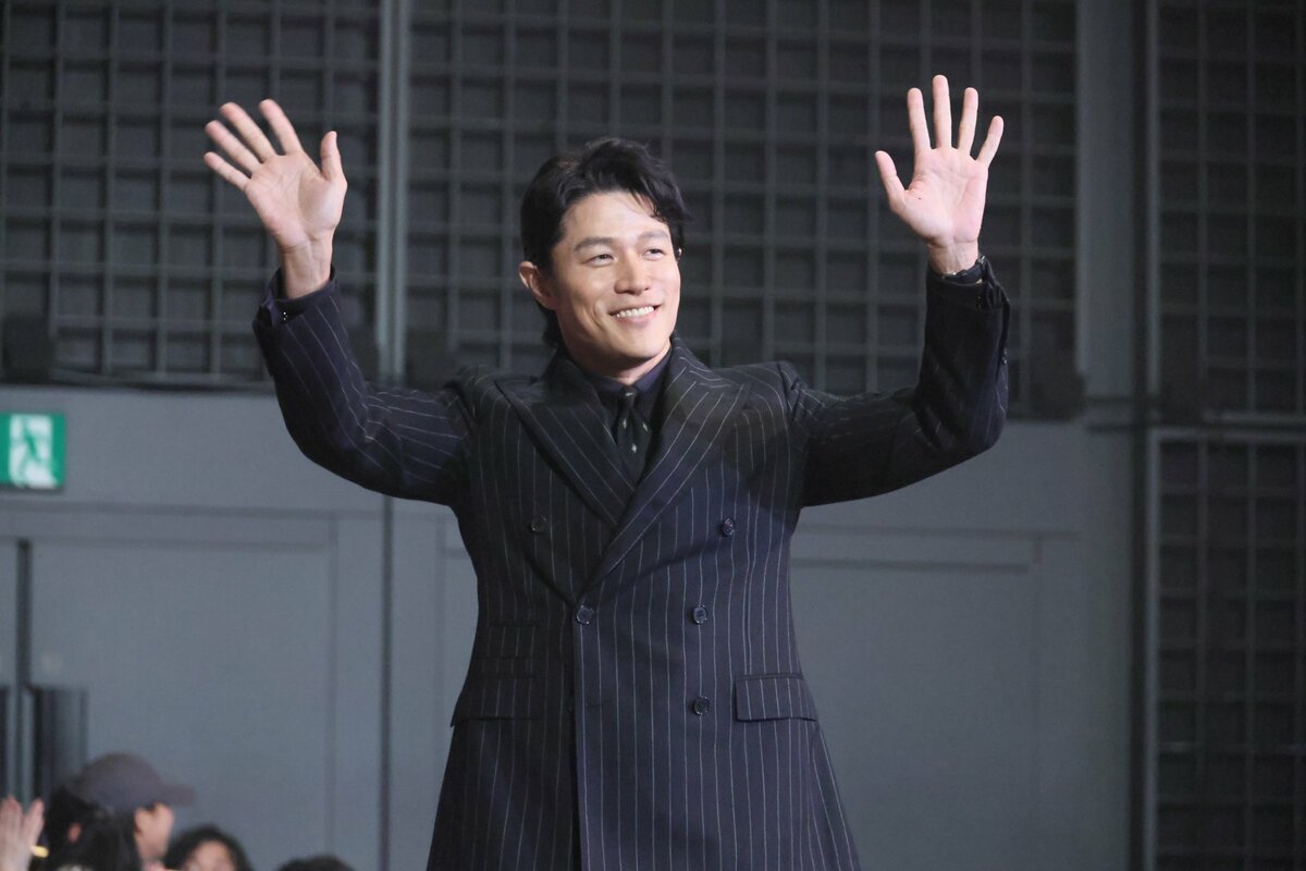 【鈴木亮平】4000人のファンの熱量に「若干、膝が震えている」応募倍率10倍超の反響に感謝&小手伸也が私服でサプライズ登壇!