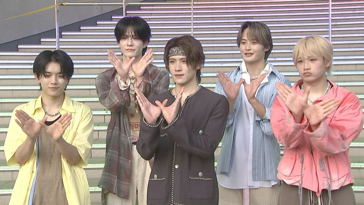 【 DXTEEN・大久保波留 】夏バテ防止には〝僕はスイカ!自宅の冷蔵庫はパンパン〟炎天下で新曲を全力披露