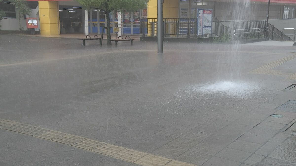 大雨で全日空機1便が行き先を羽田から成田へ変更　鉄道では運行に遅れも