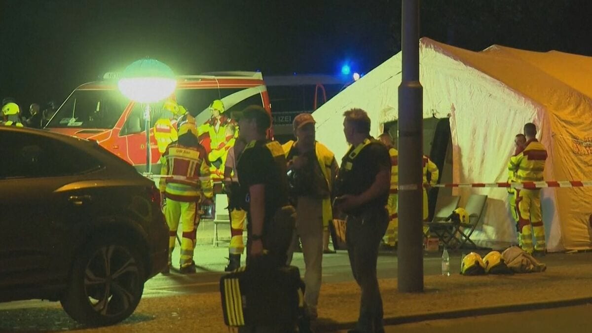 ドイツ・ベルリンで性的少数者のパレードに車突っ込み 1人死亡16人負傷 犯人は逃走
