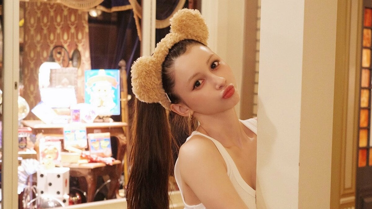 【 ダレノガレ明美 】　ディズニー＆豪華料理で祝福された誕生日を報告　キャビアに特製ケーキ、両手の花束も