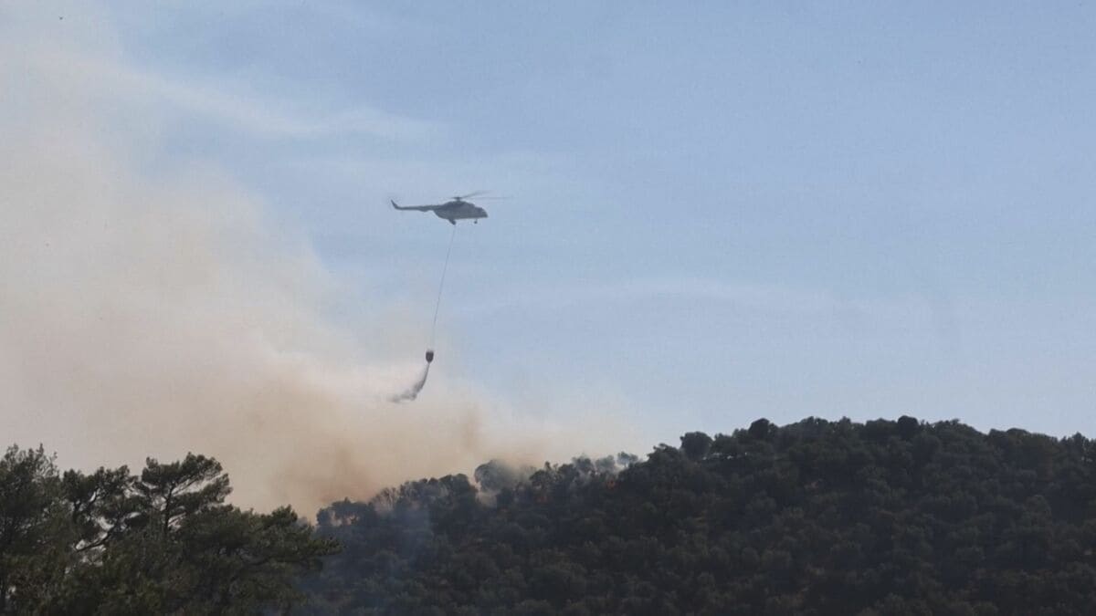 ギリシャで山火事が相次ぎ消防士3人が死亡 4度目の熱波襲来で首都アテネでも山火事リスク高まる