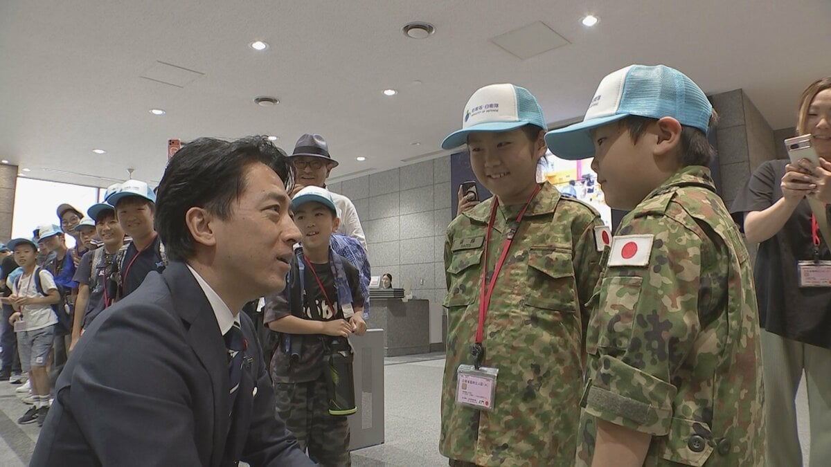 こども霞が関見学デー 小泉大臣「防衛省で撮った写真を見て、被災地や自衛隊を思い出してほしい」