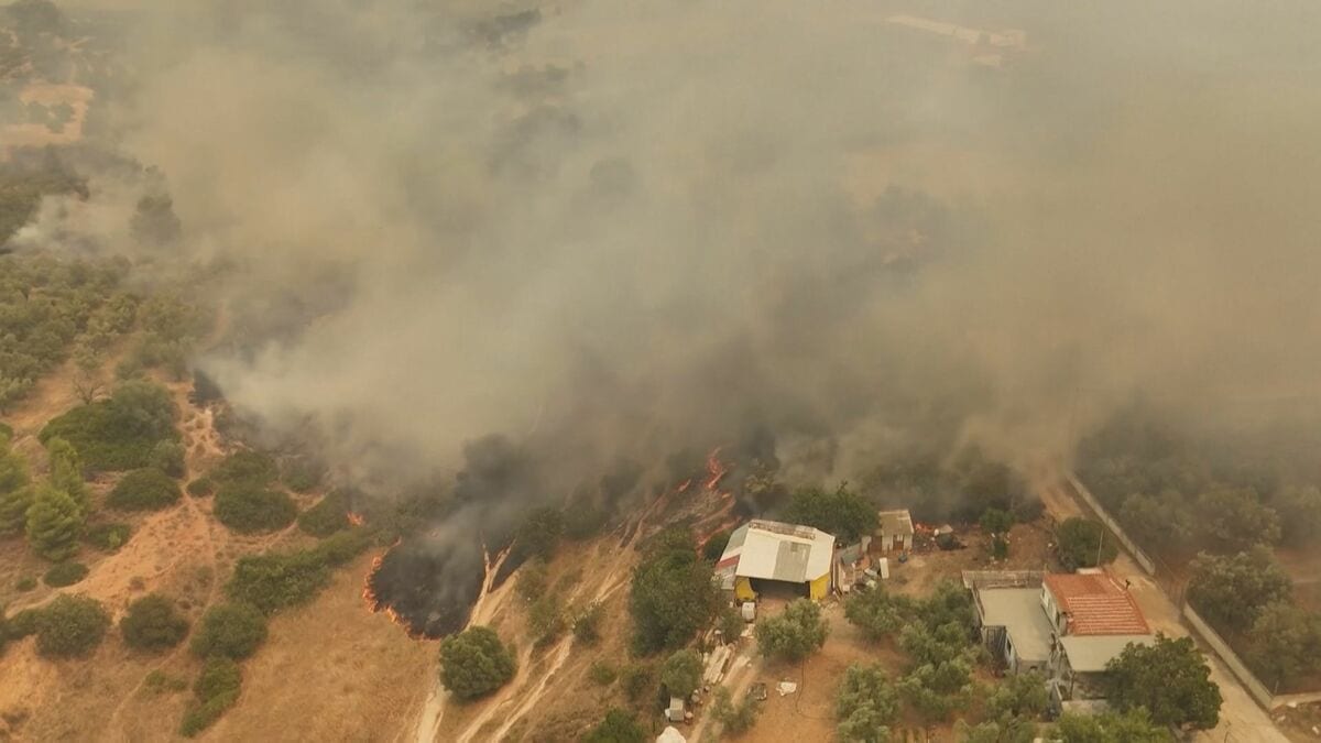 ギリシャ山火事で消火中にヘリ2機衝突2人死亡 猛暑でハンガリーは原発停止 フランス・スペインの山火事はほぼ鎮火