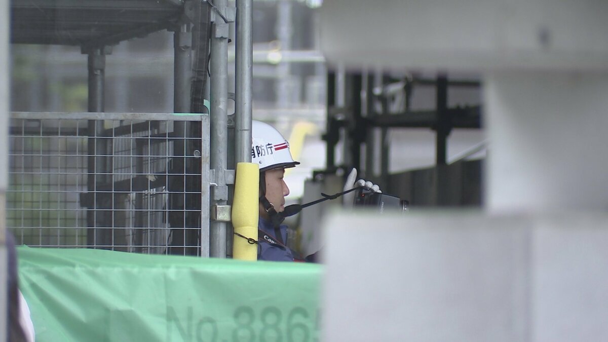 東京・小金井市の13階建てマンション敷地内で火災 住民12人けが 火元は1階にあった修繕工事の「仮設資材置き場」付近