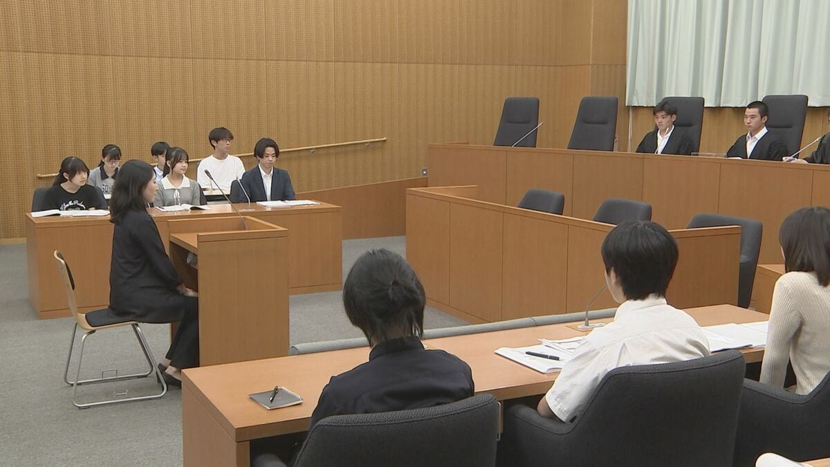 「裁判でどれだけ悩むか体感を」中高生らが本物さながらの法廷で架空の殺人未遂事件を審理 現役の弁護士や裁判官がサポート 司法教育支援協会が主催