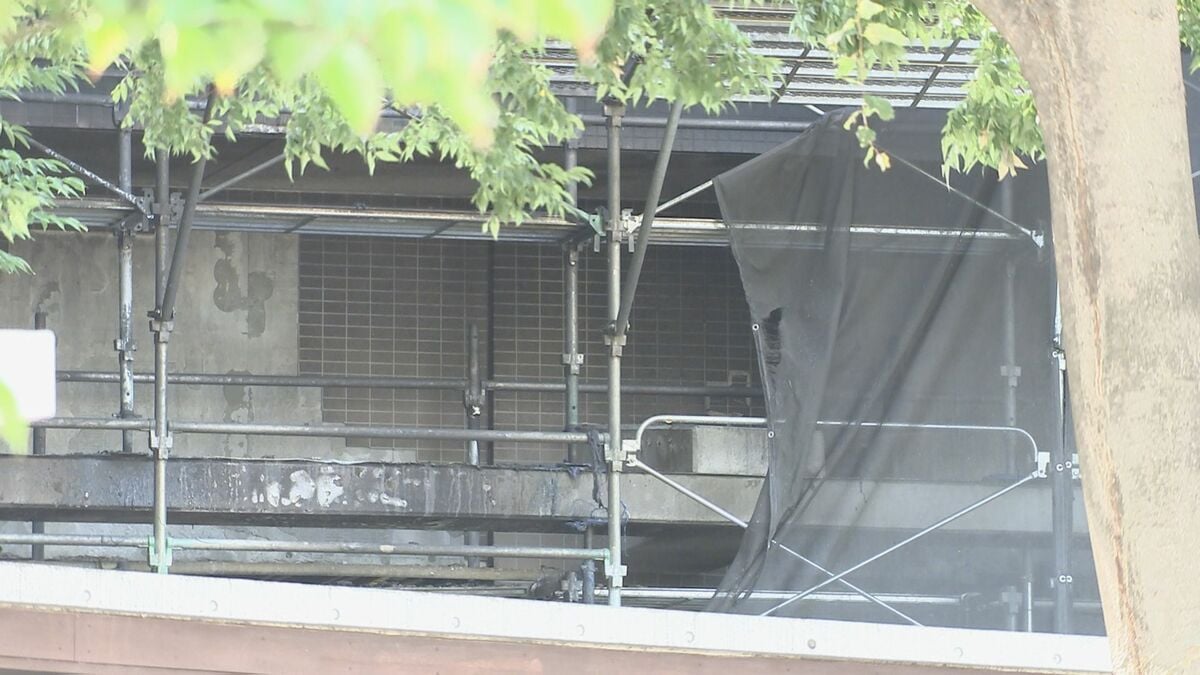 東京・小金井市の13階建てマンション敷地内で火災 住民12人けが 出火の原因は仮設資材置き場内の電線ショートか