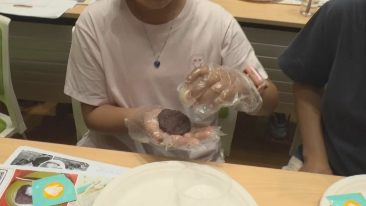 中国人親子が「おはぎ」作り 北京の日本大使館が和食イベント