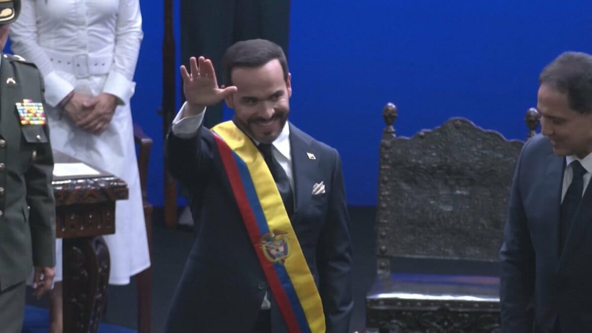 コロンビアで新大統領が就任 武装ゲリラ撲滅を誓う