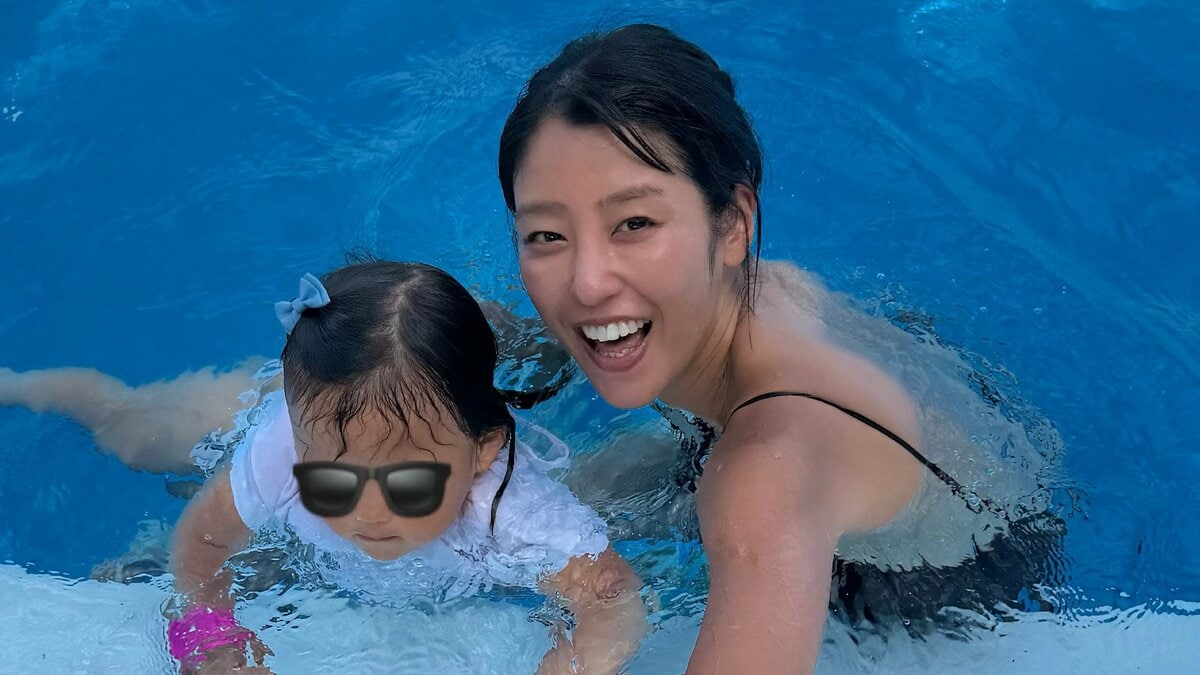 【 岡副麻希 】　台風で旅行キャンセルも家族でプール満喫　2歳長女と「『さんぽ』を歌いながら水中散歩もできました」ショットに反響
