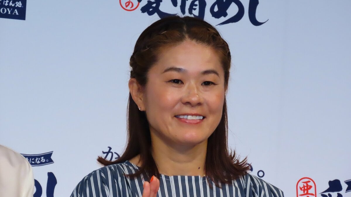 【澤穂希】日本サッカー殿堂入りに「まだまだ日本のサッカー界に貢献しないといけない」エプロン姿で「10番」を着用