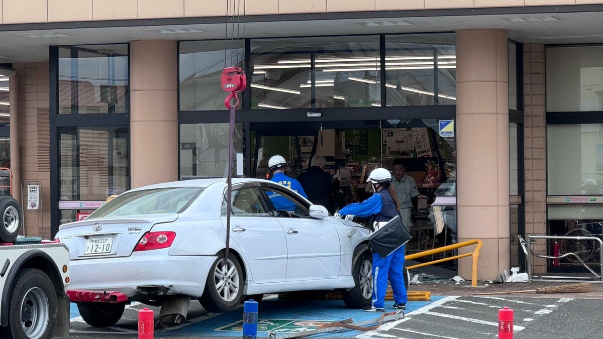 スーパー出入り口に車が突っ込む 79歳運転手の男性「アクセルとブレーキを踏み間違えた」栃木・下野市