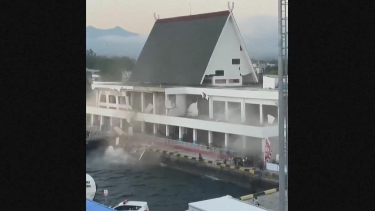 インドネシア東部の地震 20人死亡 50棟超の建物が損壊