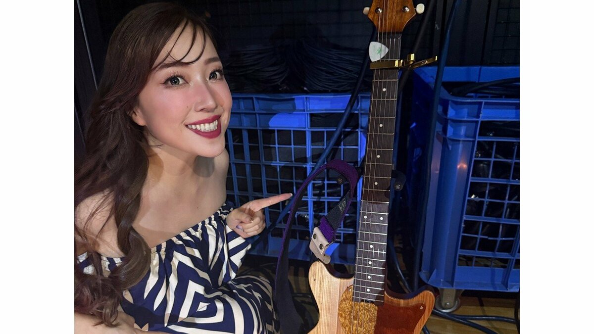 【 平原綾香 】堂本光一の私物ギターに驚き 「帝劇の廃材を利用して作られたそうです」「堂本光一さんのオーラをまとった特製ギター!」