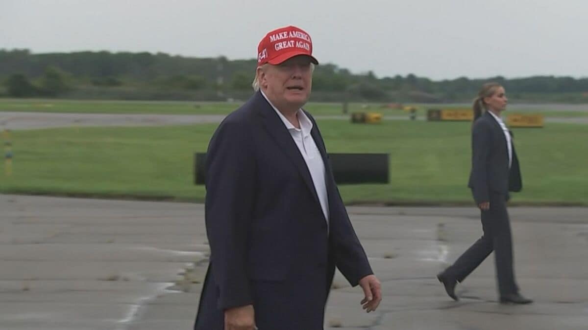 トランプ大統領「イランは白旗を掲げて降伏すべきだ」と主張 覚書による交渉期限が過ぎる中 オマーンへの攻撃の可能性も示す