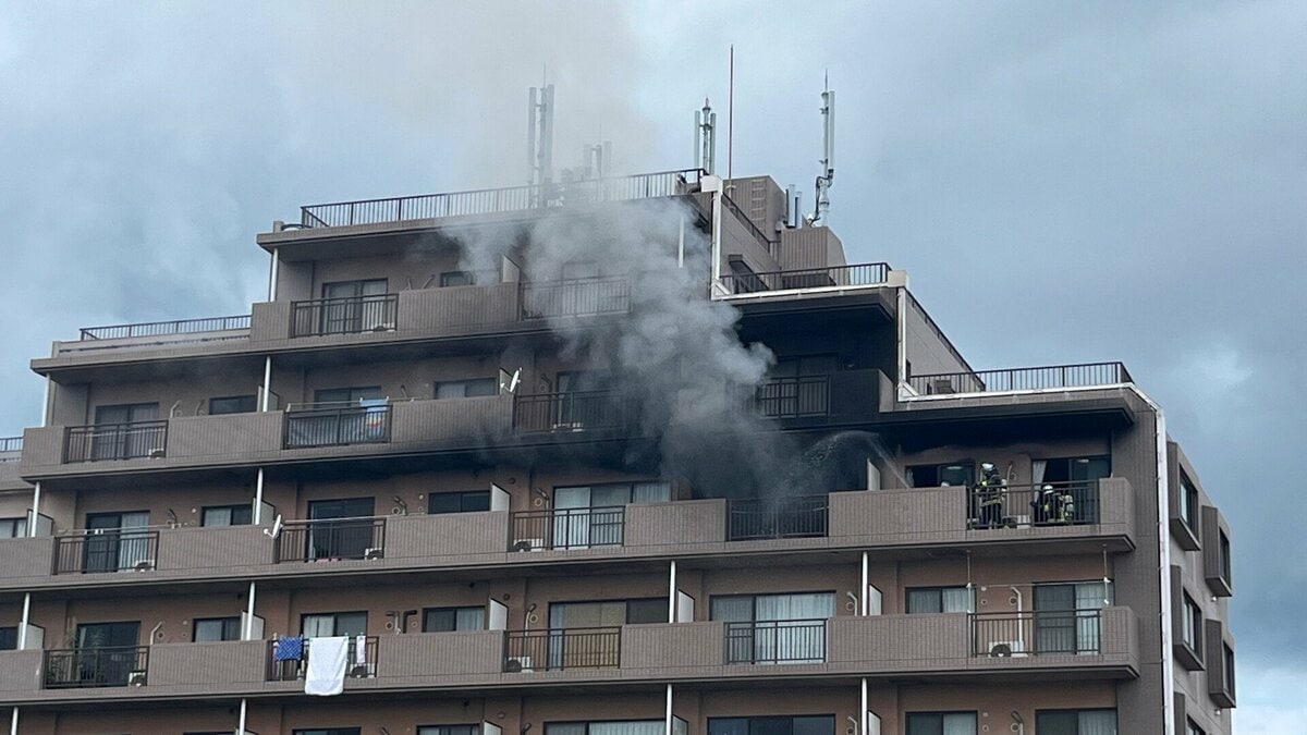 8階建てマンションで火事 6階の部屋から出火か 住人は外出中でけが人・逃げ遅れの情報なし