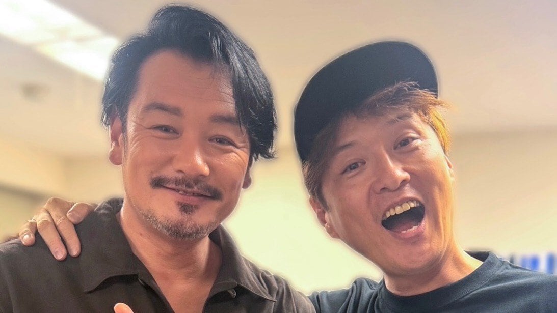 【 純烈・酒井一圭 】元メンバー・小田井涼平との2ショット公開「事務所にいたら 不審者が入ってきたので 記念写真を撮りました」