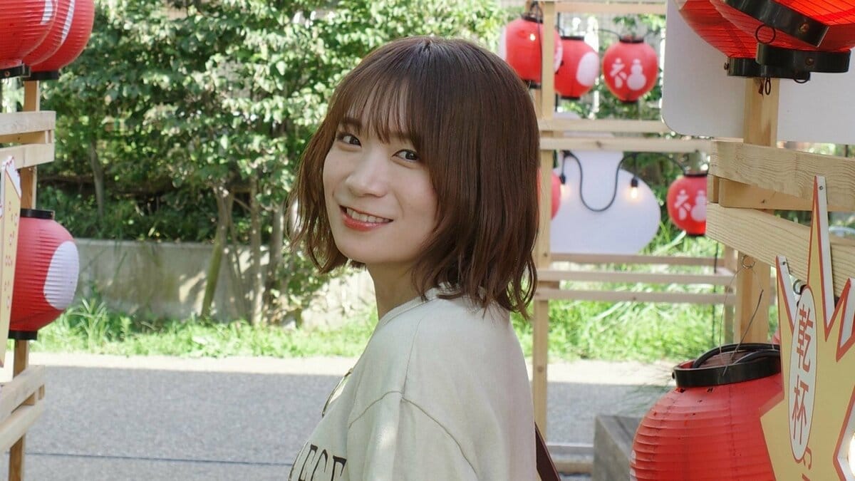 【 秋元真夏 】「お誕生日でした~!」「33って数字がかわいい」夕涼みちょうちんに囲まれスマイル フォロワーから祝福続々