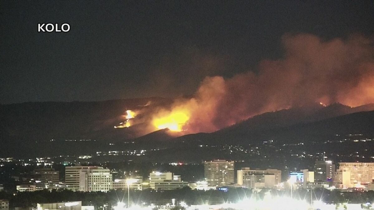 米・ネバダ州で山火事が拡大 9万人に避難呼びかけ 人為的な原因か