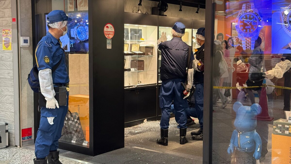 【速報】「中野ブロードウェイ」の時計店に男2人が押し入る ハンマーでショーケースを割り腕時計などを奪い逃走か 腕時計は4本で2億円相当という情報も 警視庁