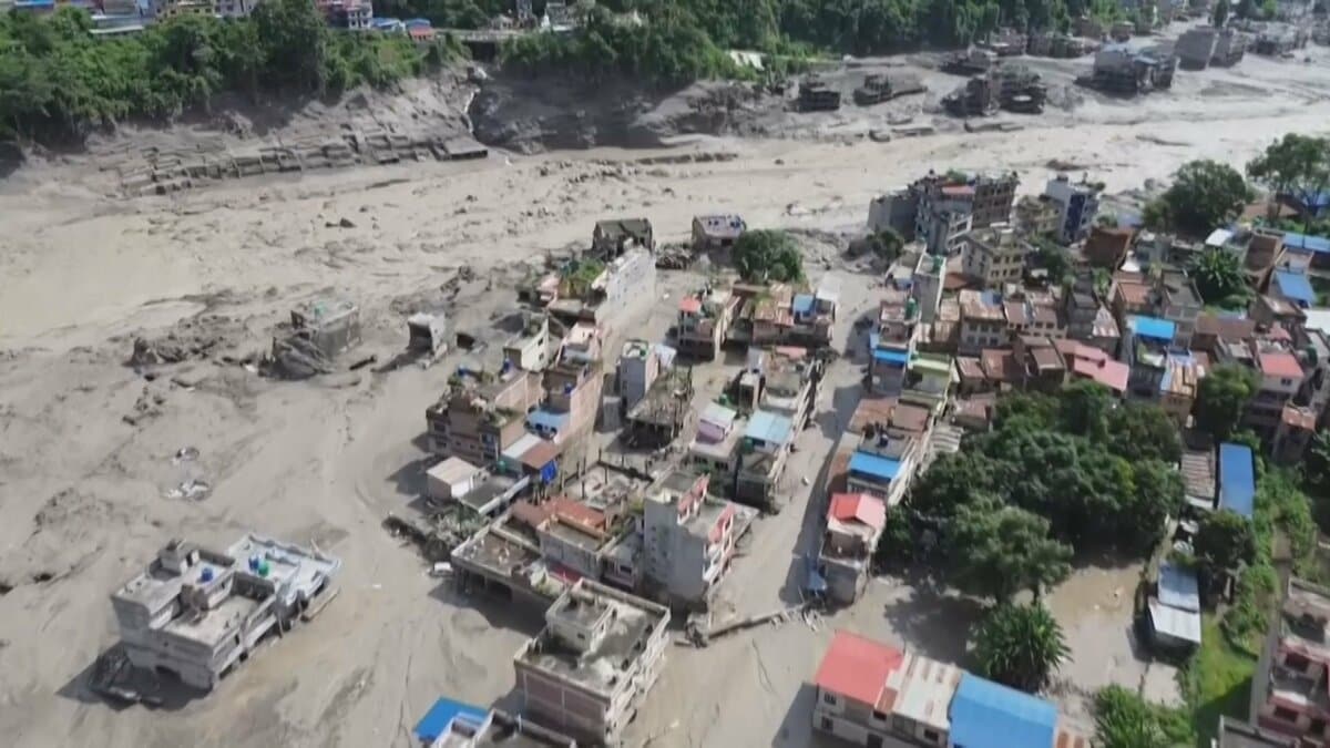 ネパール政府 大規模洪水で95人死亡と発表 外国人観光客ら380人以上が行方不明