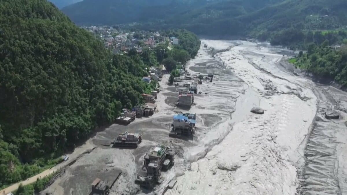 中国・ネパール国境の土石流　氷河や土砂の崩落で急激に増水した可能性　温暖化による影響の指摘も