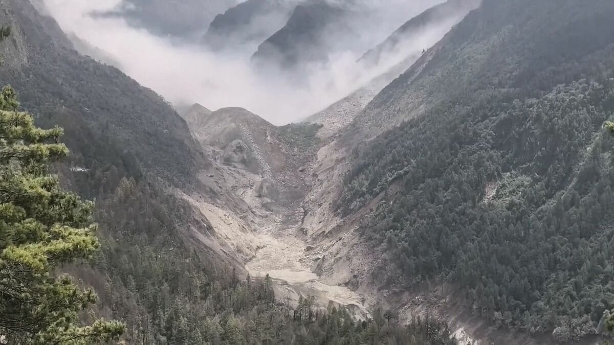 中国とネパール国境で土石流 中国側では3人死亡 558人が行方不明